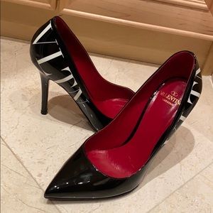 Valentino black  patent leather pumps VLTN  sz 36